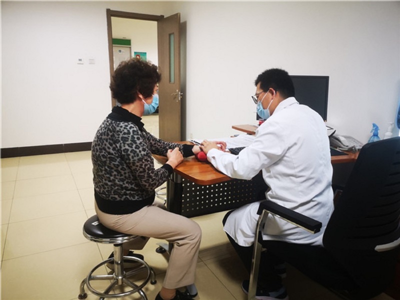 Cao Xiaoshan es examinada por el doctor Wang Xiujiang, médico del Hospital Afiliado de la Universidad de Medicina China de Changchun, provincia de Jilin, 10 de septiembre del 2020. [Foto: proporcionada a chinadaily.com.cn]