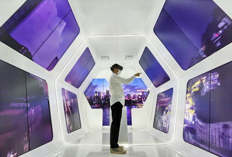 Un visitante experimenta la zona panorámica del Área de Exposición de Cultura y Turismo Inteligente. Foto de Luo Jia