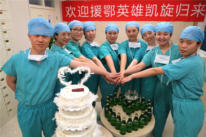 Cui Wei (segunda a la derecha) y otras ocho enfermeras posan para una foto de grupo en una fiesta de bienvenida para los trabajadores médicos que fueron a la provincia de Hubei para luchar contra el COVID-19, Hospital de la Amistad China-Japón, Beijing, 7 de mayo del 2020. (Foto: Zhu Xingxin/China Daily) 