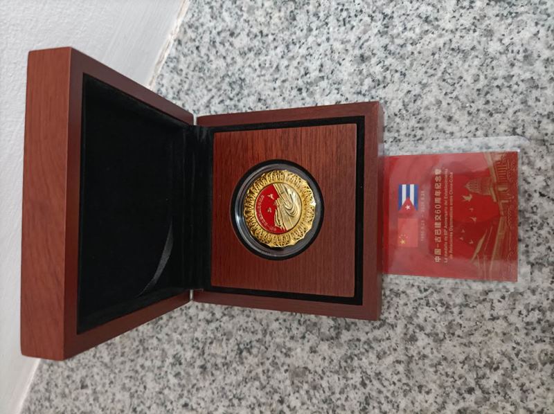 Medalla conmemorativa por el 60 aniversario del establecimiento de relaciones diplomáticas entre China y Cuba, 25 de septiembre del 2020. (Foto: Pueblo en Línea)