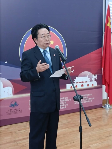 Wang Hua, subsecretario de la Fundación China para la Paz y el Desarrollo, intervino durante la presentación de la medalla conmemorativa por el 60 aniversario del Establecimiento de las Relaciones Diplomáticas entre China y Cuba, , 25 de septiembre del 2020. (Foto: Pueblo en Línea)