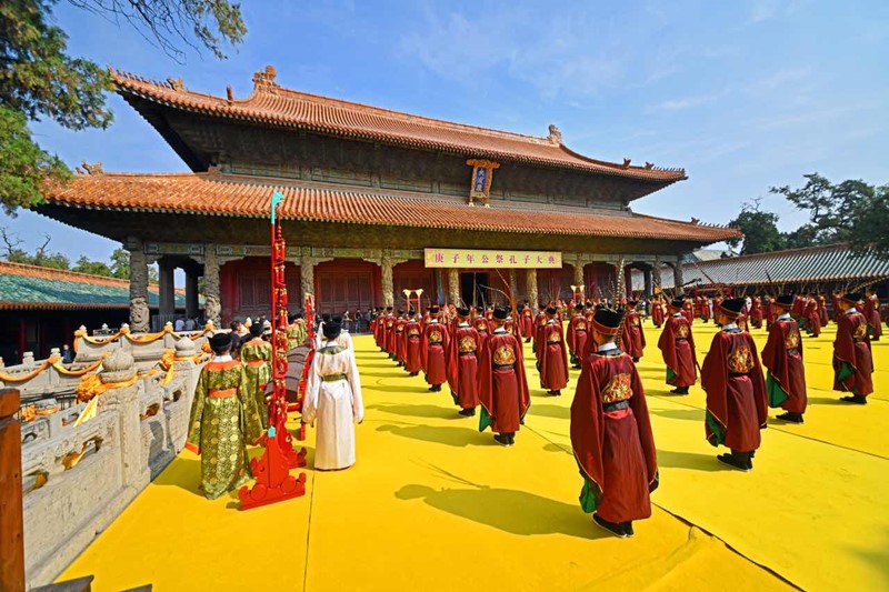Las ceremonias del lunes conmemoran el nacimiento de Confucio en Qufu, provincia de Shandong, hogar del gran pensador chino. [Fotos de Liu Xiangqing y Yang Guoqing / para chinadaily.com.cn]