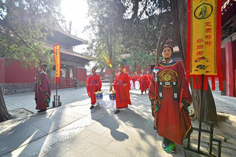 Las ceremonias del lunes conmemoran el nacimiento de Confucio en Qufu, provincia de Shandong, hogar del gran pensador chino. [Fotos de Liu Xiangqing y Yang Guoqing / para chinadaily.com.cn]