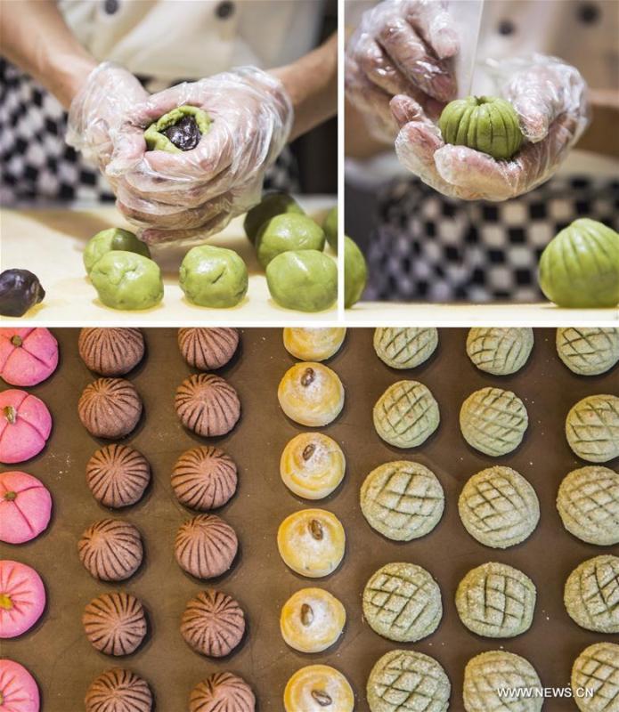 Las fotos combinadas muestran a un panadero haciendo pasteles de luna personalizados en una panadería en el condado Yushan, provincia de Jiangxi, en el este de China, el 22 de septiembre de 2017. (Xinhua / Liu Qian)