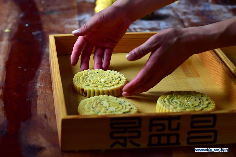 Zhang Xu guarda los pasteles de luna listos para hornear en la panadería de pasteles de luna Jingshengchang en el condado Xiayi de Shangqiu, provincia de Henan, en el centro de China, el 13 de septiembre de 2020. A los 31 años, Zhang Xu ya es chef de Jingshengchang, una panadería de pasteles de luna con sede en Henan establecida en 1860. Los pasteles de luna producidos en Jingshengchang se caracterizan por su corteza crujiente y su relleno generoso, junto con un conjunto meticuloso de habilidades de panadería que Zhang comenzó a aprender cuando terminó la escuela secundaria en 2007. "Nuestras habilidades de panadería son un gran tesoro", dice Zhang. "Haré todo lo posible para transmitirlos a las generaciones futuras". (Xinhua / Feng Dapeng)