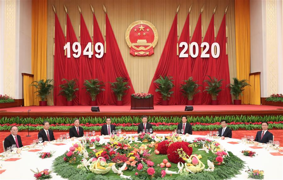 Líderes del Partido Comunista de China y del Estado Xi Jinping, Li Keqiang, Li Zhanshu, Wang Yang, Wang Huning, Zhao Leji, Han Zheng y Wang Qishan, asisten a una recepción para celebrar el 71º aniversario de la fundación de la República Popular China junto con cerca de 500 invitados nacionales y extranjeros en Beijing, capital de China, el 30 de septiembre de 2020. El Consejo de Estado de China realizó el miércoles una recepción en el Gran Palacio del Pueblo en Beijing. (Xinhua/Yao Dawei)
