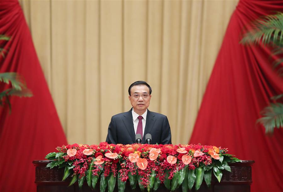 El primer ministro chino, Li Keqiang, habla en una recepción realizada por el Consejo de Estado para celebrar el 71º aniversario de la fundación de la República Popular China en el Gran Palacio del Pueblo en Beijing, capital de China, el 30 de septiembre de 2020. (Xinhua/Yao Dawei)