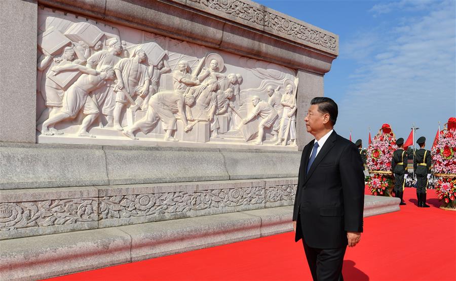 Xi Jinping camina alrededor del Monumento a los Héroes del Pueblo para rendir homenaje durante una ceremonia para entregar ofrendas florales a los héroes nacionales fallecidos, en la Plaza de Tian'anmen en Beijing, capital de China, el 30 de septiembre de 2020. Xi y otros líderes del Partido Comunista de China y del Estado incluyendo a Li Keqiang, Li Zhanshu, Wang Yang, Wang Huning, Zhao Leji, Han Zheng y Wang Qishan junto con representantes de todos los ámbitos de la vida asistieron a la ceremonia para conmemorar el Día de los Mártires el miércoles por la mañana. (Xinhua/Yue Yuewei)