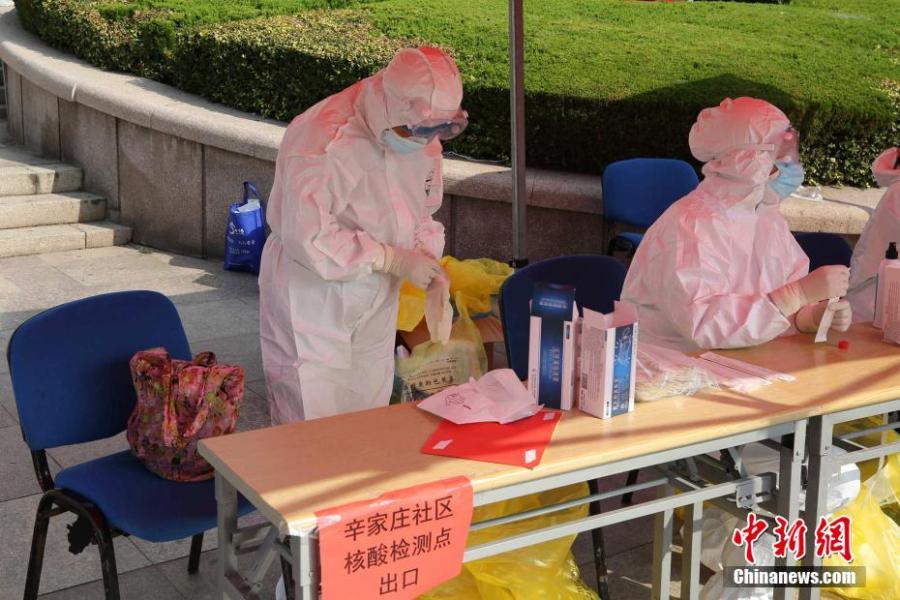 La ciudad china de Qingdao está realizando pruebas de COVID-19 a toda su población durante un período de cinco días. El cribado masivo se produce después de la confirmación de una decena de casos relacionados con un hospital que trataba a pacientes con COVID-19 que llegaban del extranjero. (Foto: Servicio de Noticias de China / Hu Yaojie)