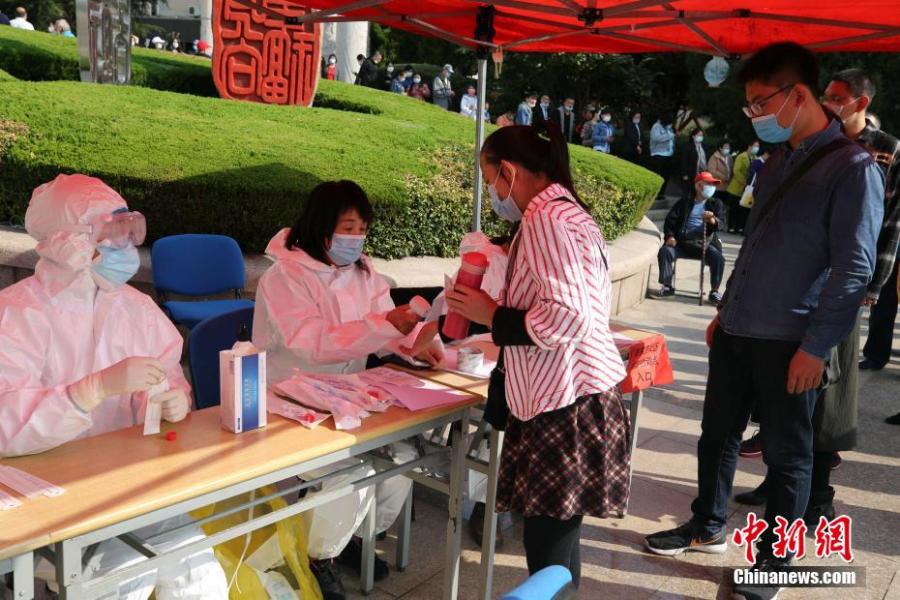 La ciudad china de Qingdao está realizando pruebas de COVID-19 a toda su población durante un período de cinco días. El cribado masivo se produce después de la confirmación de una decena de casos relacionados con un hospital que trataba a pacientes con COVID-19 que llegaban del extranjero. (Foto: Servicio de Noticias de China / Hu Yaojie)