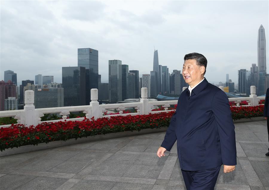 SHENZHEN, 14 octubre, 2020 (Xinhua) -- El presidente chino, Xi Jinping, también secretario general del Comité Central del Partido Comunista de China y presidente de la Comisión Militar Central, observa la ciudad desde el parque Lianhuashan, en Shenzhen, provincia de Guangdong, en el sur de China, el 14 de octubre de 2020. Xi asistió el miércoles a una gran celebración con motivo del 40º aniversario del establecimiento de la Zona Económica Especial de Shenzhen y pronunció un discurso importante. (Xinhua/Ju Peng)