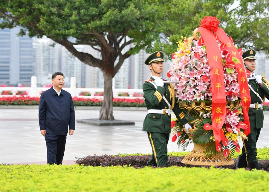 SHENZHEN, 14 octubre, 2020 (Xinhua) -- El presidente chino, Xi Jinping, también secretario general del Comité Central del Partido Comunista de China y presidente de la Comisión Militar Central, coloca una cesta floral en la estatua del camarada Deng Xiaoping, ubicada en el parque Lianhuashan, en Shenzhen, provincia de Guangdong, en el sur de China, el 14 de octubre de 2020. Xi asistió el miércoles a una gran celebración con motivo del 40º aniversario del establecimiento de la Zona Económica Especial de Shenzhen y pronunció un discurso importante. (Xinhua/Li Xiang)