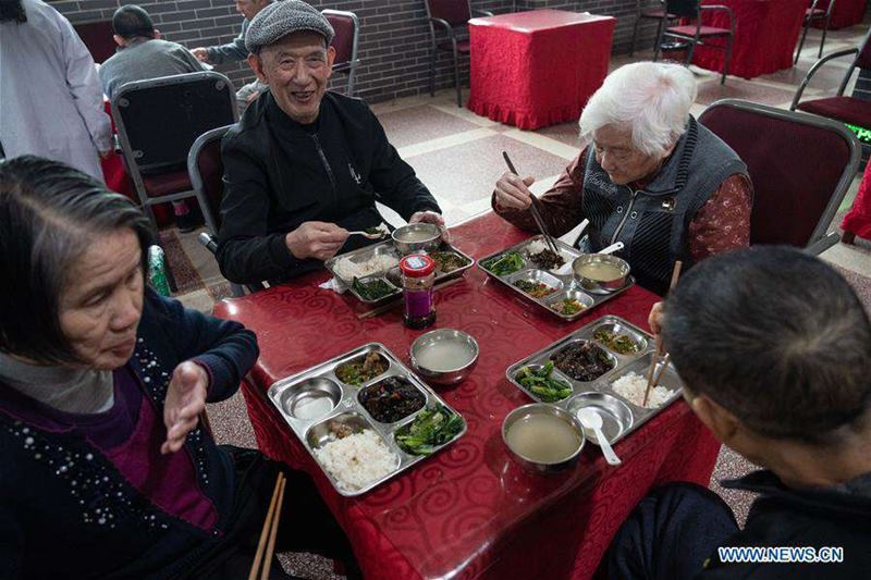 Ancianos almuerzan en la residencia geriátrica del Hospital Longhui-Weiyuan, condado de Longhui, provincia de Hunan, 12 de octubre del 2020. Para elevar la calidad de la atención al adulto mayor, la unidad geriátrica proporciona servicios de enfermería, rehabilitación, entretenimiento y alimentación. (Fotos: Xinhua)