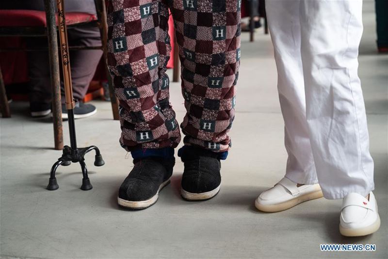 Un anciano camina con la ayuda de un trabajador de la salud en la residencia geriátrica del Hospital Longhui-Weiyuan, condado de Longhui, provincia de Hunan, 12 de octubre del 2020. Para elevar la calidad de la atención al adulto mayor, la unidad geriátrica proporciona servicios de enfermería, rehabilitación, entretenimiento y alimentación. (Fotos: Xinhua)