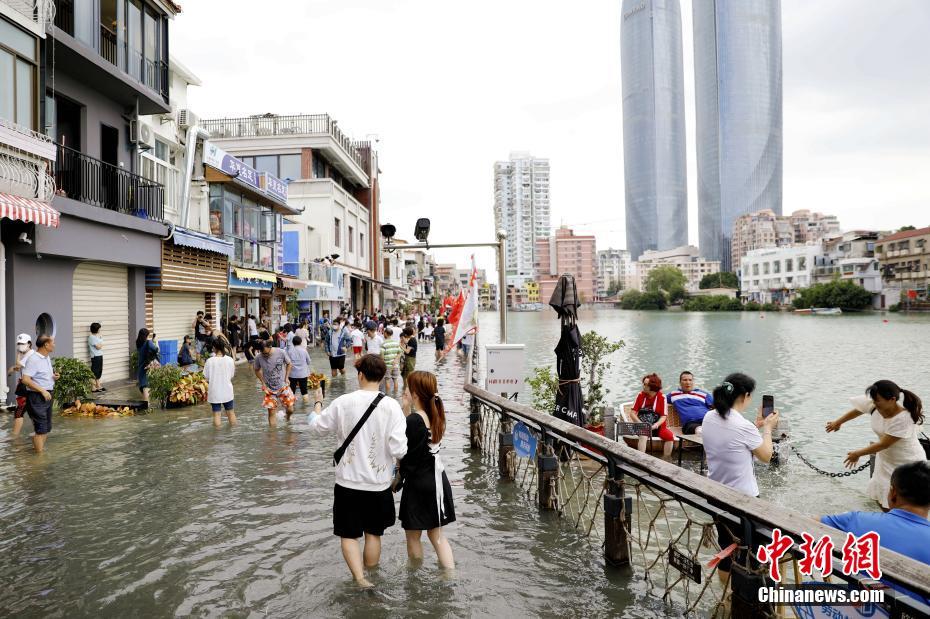 La imagen muestra el agua de la marea inundando el paseo marítimo de Shapowei, un lugar donde las personas se hacen fotos por su popularidad en Xiamen. Foto de Li Siyuan, China News Agency.