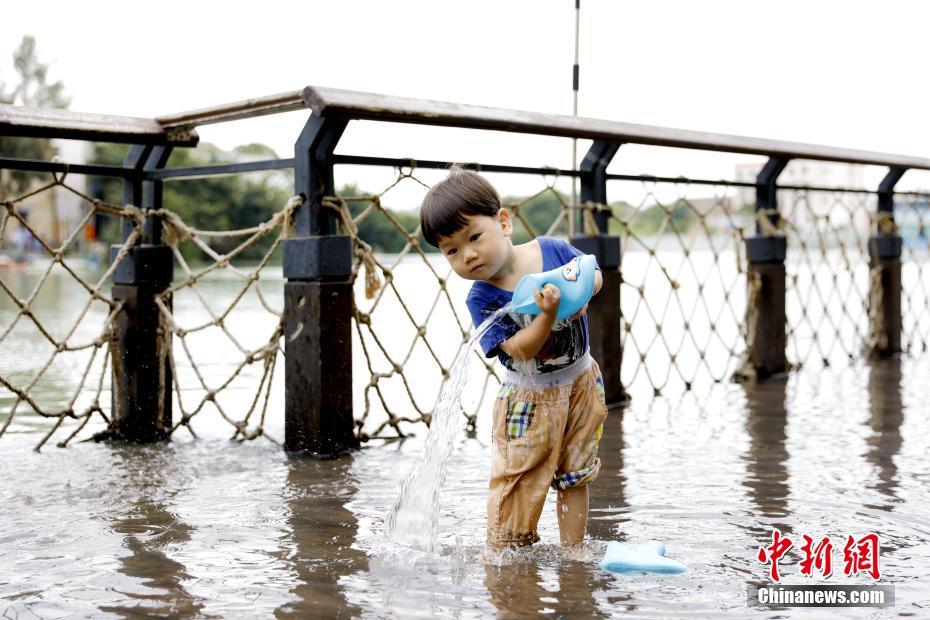 La imagen muestra a un niño jugando en el agua en la zona inundada por la marea. Foto de Li Siyuan, China News Agency.
