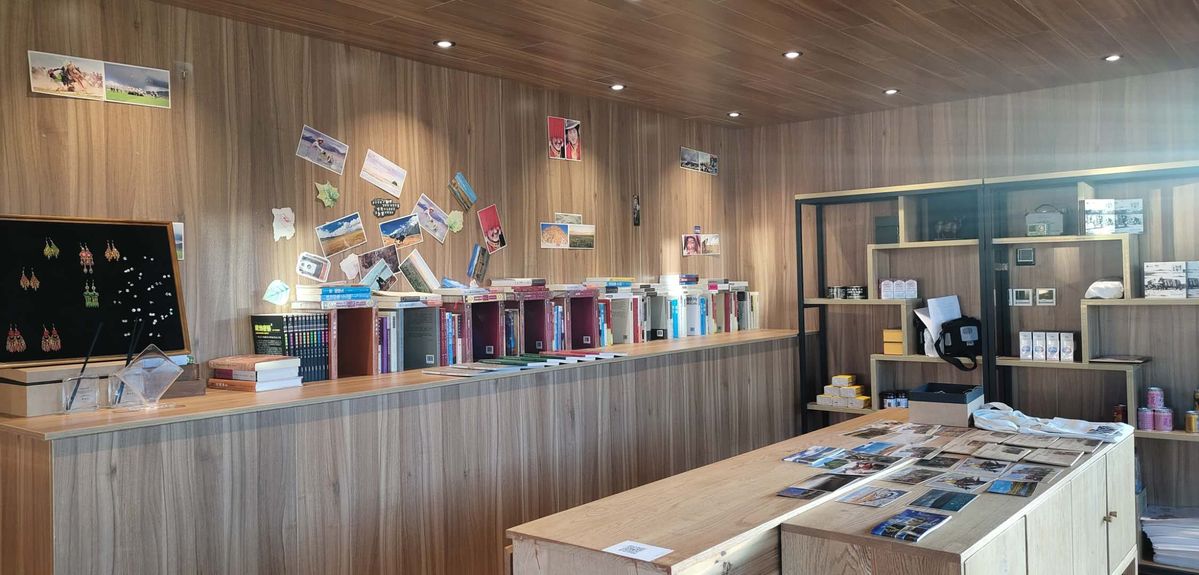 Zona comercial del observatorio-cafetería donde se vende tarjetas postales y otros artículos para recuerdos. [Foto: proporcionada a China Daily]
