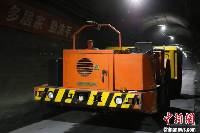 A mediados de octubre, en la segunda zona minera del Grupo Jinchuan, situada en la ciudad de Jinchang, provincia de Gansu, un "camión minero no tripulado 5G" realizó operaciones. El área minera está llevando a cabo actualmente un proyecto piloto basado en la red de comunicación 5G para controlar de manera remota un camión subterráneo de 25 toneladas. Foto por Cui Yibo
