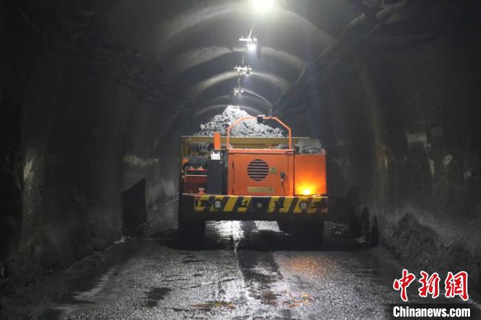 La imagen muestra el "camión minero no tripulado" circulando por un túnel de transporte subterráneo a 1.000 metros bajo tierra. Por Cui Yibo