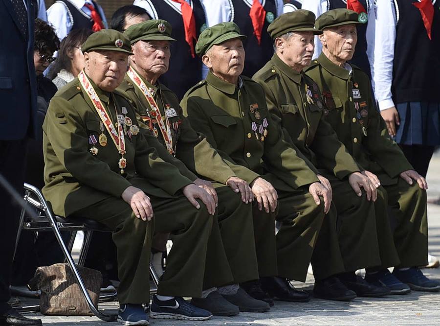 Veteranos asisten a una ceremonia para honrar los restos mortales de soldados caídos en combate, Shenyang, provincia de Liaoning. (Foto: Long Lei/ Xinhua)
