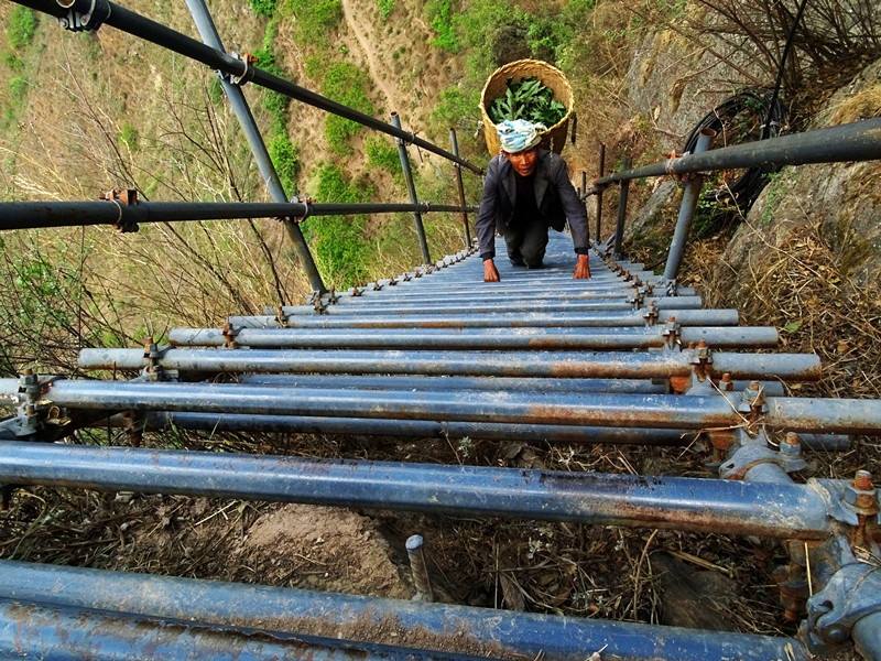 Foto tomada el 5 de mayo de 2018 muestra una escalera de mimbre del "pueblo del acantilado". (Pueblo en Línea / Laobing)