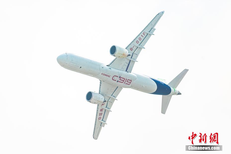 Avión C919 de China realiza exhibición aérea inaugural
