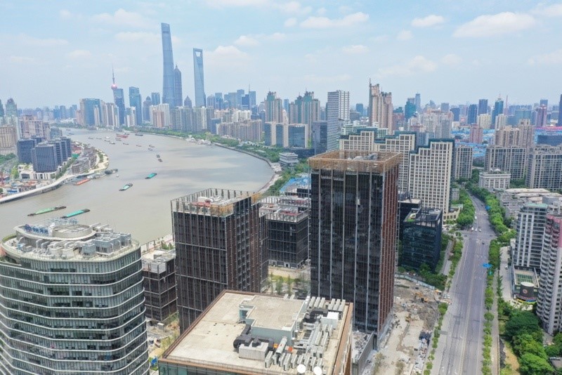 Esta imagen del 22 de mayo muestra el sitio de construcción de un proyecto de edificio de oficinas en la Avenida Binjiang en Pudong, Shanghai. El proyecto representa el complejo de edificios comerciales más grande a lo largo de la Avenida Binjiang. (Pueblo en Línea / Shen Chunchen)