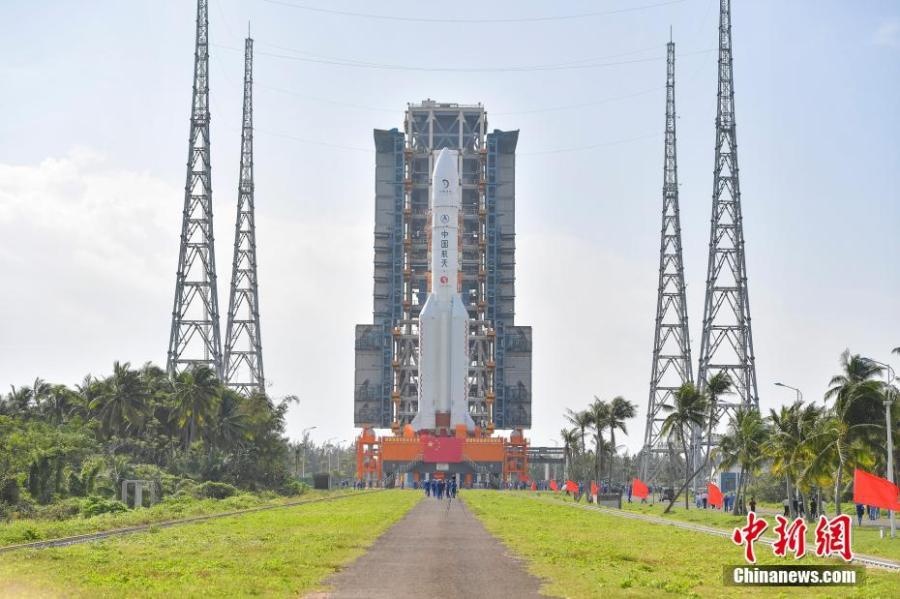 El cohete Larga Marcha-5 Y5 en el sitio de lanzamiento de la nave espacial Wenchang,  provincia de Hainan. (Photo/China News Service)