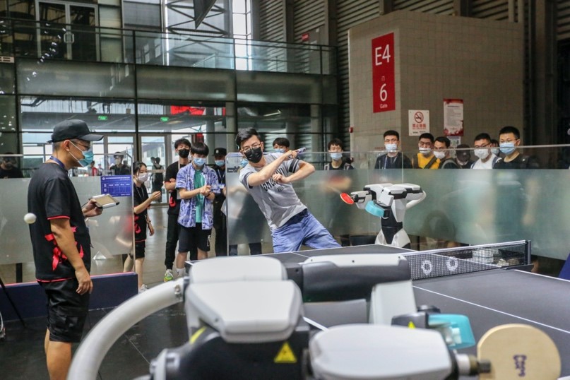 Un visitante juega al tenis de mesa con un robot de ping-pong en ChinaJoy, Shanghai, 31 de julio del 2020. (Foto: Wang Chu/ Diario del Pueblo)
