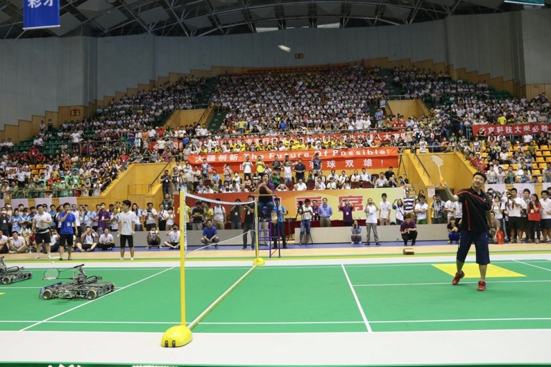 Dos robots de bádminton, desarrollados por la Universidad de Ciencia Electrónica y Tecnología de China, ganan la final de la 14º Competencia de Robots de la Universidad de China en Zoucheng, provincia de Shandong. Ellos juegan contra Dong Jiong, ex campeón mundial de bádminton, 21 de junio del 2015. (Foto: Diario del Pueblo/ Lyu Weifeng)
