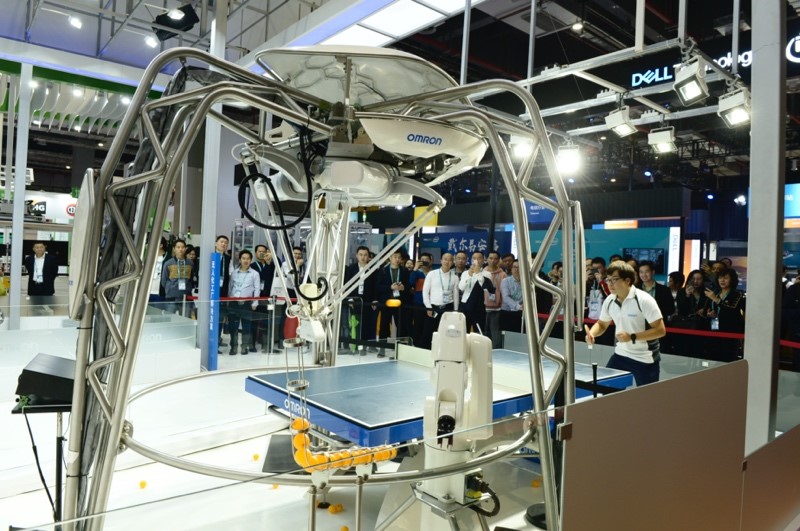 El robot de ping-pong FORPHEUS, desarrollado por la compañía tecnológica japonesa Omron, atrajo multitudes de curiosos en el stand de la compañía área de exposición de equipos inteligentes y de alta gama durante la primera Feria Internacional de Importaciones de China, 7 de noviembre del 2018. (Foto: Diario del Pueblo/ Ji Haixin)