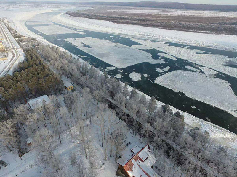 Una foto aérea muestra la escarcha suave en los árboles a lo largo del río helado Heilongjiang en el condado Huma de la región de Daxinganling, provincia de Heilongjiang. [Foto de Wang Ting / para chinadaily.com.cn]