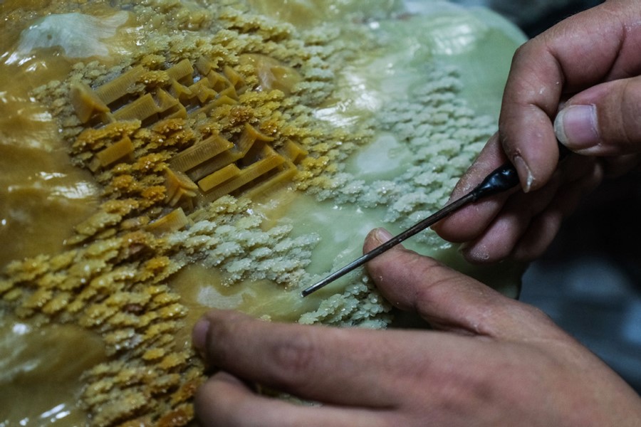 El artista Xu Weijun demuestra cómo hacer los detalles del tallado en piedra, Hangzhou, provincia de Zhejiang, 5 de noviembre del 2020. [Foto: Xinhua]