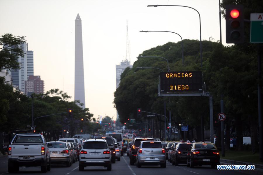 BUENOS AIRES, 25 noviembre, 2020 (Xinhua) -- Una señal vial reproduce la frase "GRACIAS DIEG0", en homenaje a Diego Armando Maradona, en una avenida de la ciudad de Buenos Aires, Argentina, el 25 de noviembre de 2020. Cientos de fanáticos se congregaron el miércoles en el Obelisco, el emblemático monumento de la ciudad de Buenos Aires, para despedir a la leyenda del fútbol Diego Maradona, fallecido a los 60 años. (Xinhua/Martín Zabala)