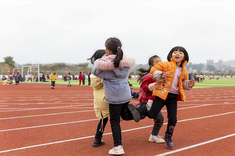 El 5 de noviembre, los estudiantes de primaria de la escuela Huifeng, en el condado Qianxi de la ciudad de Bijie, en la provincia de Guizhou, jugaron después de las clases. El centro es una escuela construida con el apoyo de la comunidad Huifeng, un lugar de reasentamiento para el alivio de la pobreza y la reubicación en el oeste de Guizhou. Después de su puesta en funcionamiento, ha resuelto adecuadamente el problema de que los estudiantes en el sitio de reasentamiento accedan a la educación local, permitiendo que la gente se mude y viva de manera estable, garantizando así de manera efectiva el efecto del alivio de la pobreza. Fan Hui / Pueblo en Línea