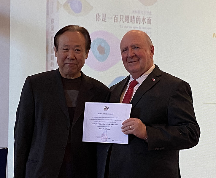Luis Schmidt entregó un Diploma al profesor Zhao Zhenjiang por su contribución a la traducción del libro y al intercambio cultural entre los dos países. (Foto: Wu Sixuan)