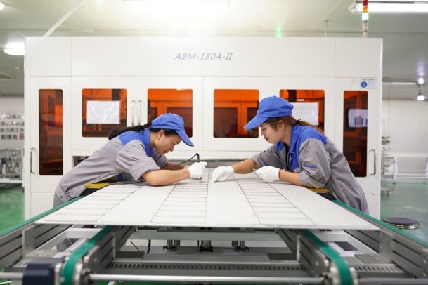 Los trabajadores trabajan en un taller de ZheJiang Maysun Solar Co., Ltd., provincia de Zhejiang en China oriental, el 14 de octubre. Foto de Zhang Bin / Pueblo en Línea