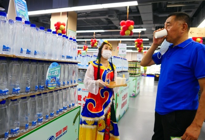 Un ciudadano compra productos en un supermercado que vende productos de áreas pobres bajo un programa de alivio de la pobreza en Beijing, el 29 de julio (Foto de He Luqi / Pueblo en Línea)