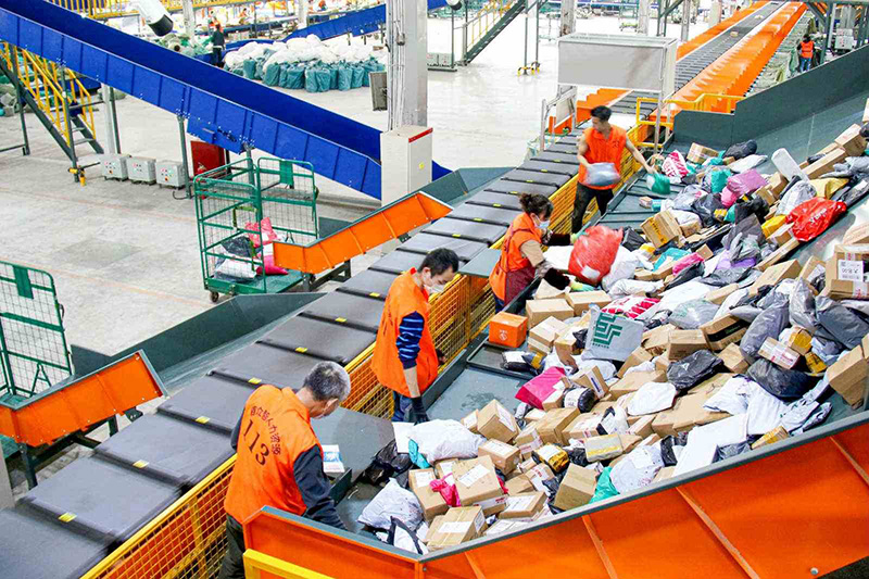 Trabajadores clasifican paquetes en un centro de distribución de paquetes de la sucursal en Nanchong de China Post en la provincia de Sichuan, suroeste de China, el 10 de noviembre (Pueblo en Línea/ Li Tao)