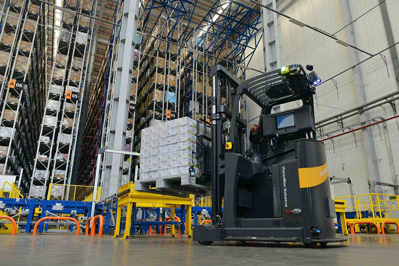 Un montacargas no tripulado basado en 5G funciona en una base logística del gigante chino del comercio electrónico Suning.com en Nanjing, provincia de Jiangsu, en el este de China, el 11 de agosto (Pueblo en Línea / Fang Dongxu)