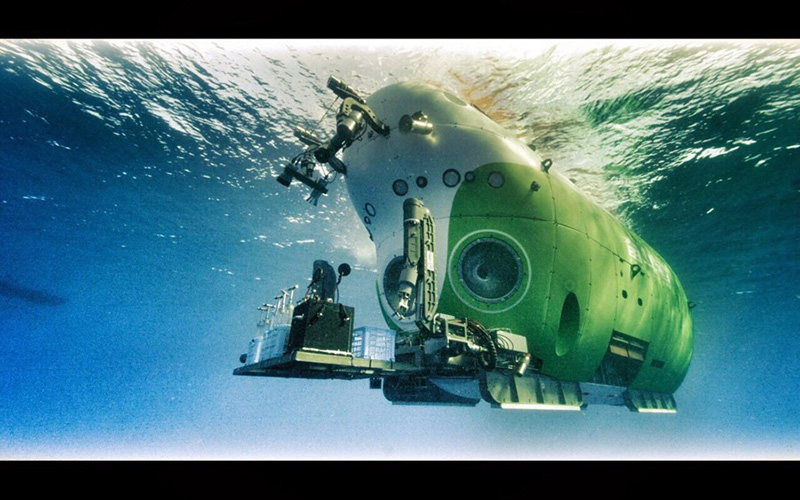 El sumergible tripulado de aguas profundas de China Fendouzhe se sumerge en el agua. (Foto / Academia China de Ciencias)