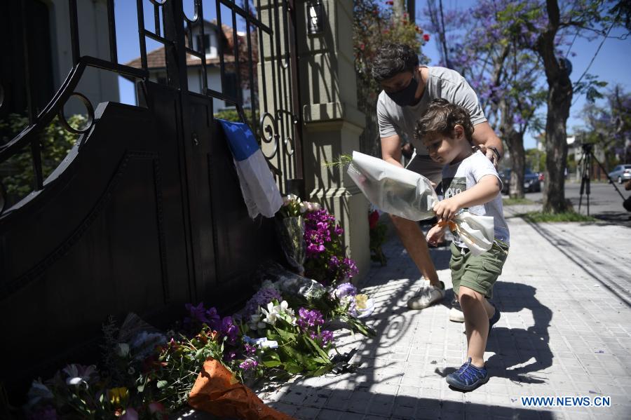 MONTEVIDEO, 6 diciembre, 2020 (Xinhua) -- Un niño coloca flores frente a la puerta de la casa del expresidente uruguayo Tabaré Vázquez en el barrio del Prado, en Montevideo, capital de Uruguay, el 6 de diciembre de 2020. Tabaré Vázquez murió el domingo a los 80 años de edad a raíz de un cáncer de pulmón detectado en agosto de 2019 y a ocho meses de haber finalizado su segundo mandato presidencial, confirmó su familia. (Xinhua/Nicolás Celaya)