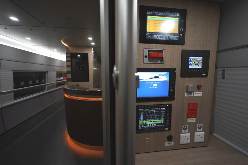Interior de un nuevo tipo de tren de alta velocidad que puede funcionar en diferentes sistemas ferroviarios en CRRC Tangshan, provincia de Hebei, 4 de diciembre del 2020. [Foto: Xinhua]