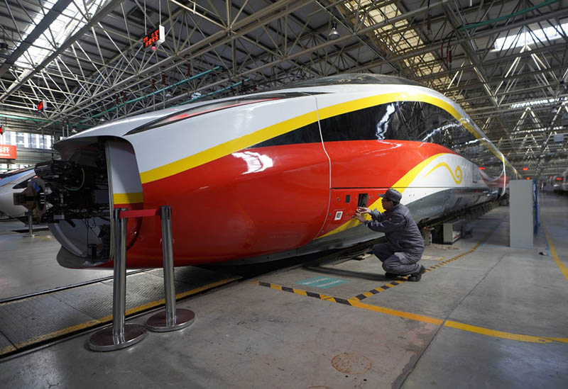 Nuevo tipo de tren de alta velocidad que puede funcionar en diferentes sistemas ferroviarios en CRRC Tangshan, provincia de Hebei, 4 de diciembre del 2020. [Foto: Xinhua]