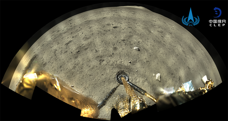 La foto muestra una imagen de la superficie de la Luna desde una cámara panorámica a bordo de la sonda Chang'e-5 (Foto: proporcionada por la cuenta de WeChat del Proyecto de Exploración Lunar de China).