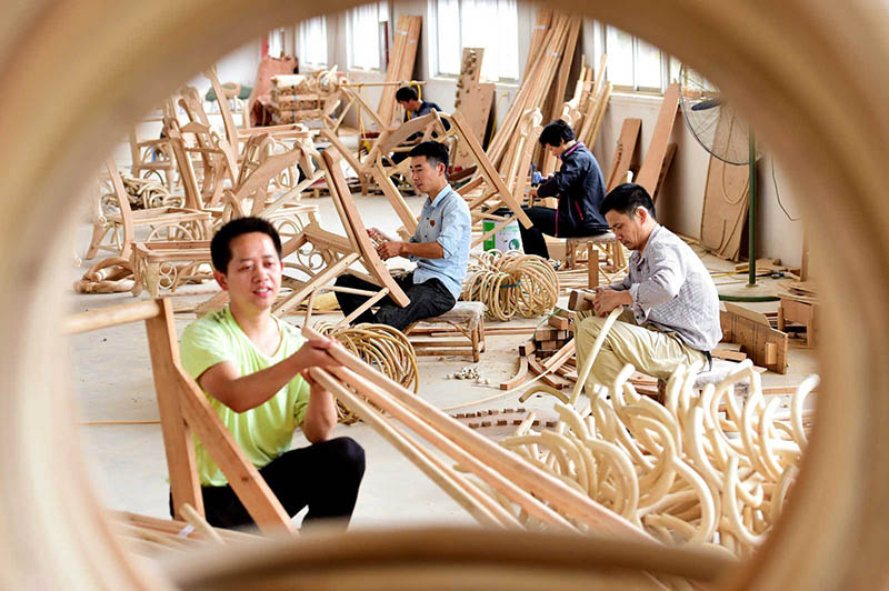 Varios trabajadores de aldeas vecinas están ocupados procesando muebles de ratan en un taller de Arte Patrimonial Inmaterial, en el Parque Pionero de la Aldea de Jiuzhou, Ciudad de Mahzhou, Condado de Huichang, Ciudad de Ganzhou, Provincia de Jiangxi, el 27 de abril de 2018. Zhu Haipeng/Pueblo en línea