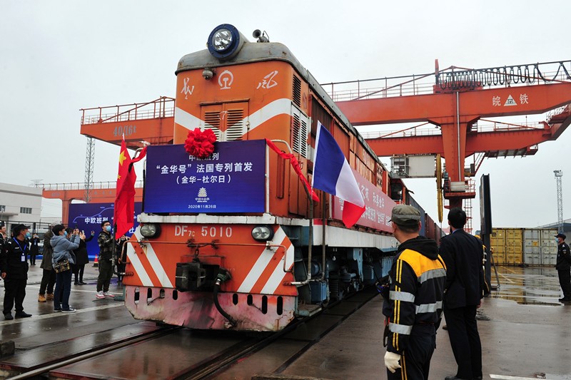 Un tren carga con 82 contenedores para la exportación parte de la estación de carga Jinhua Sur, provincia de Zhejiang, con destino a Durges, Francia. 26 de noviembre del 2020. (Foto: Shi Bufa/ Pueblo en Línea)