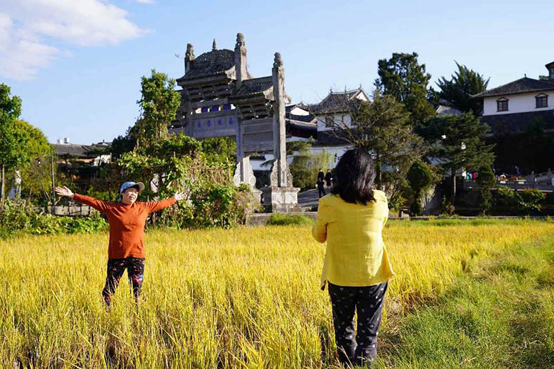 Una turista visita un campo de arroz de la ciudad antigua de Heshun, provincia de Yunnan, 7 de diciembre del 2020. (Foto: Diario del Pueblo/ Su Yingxiang)