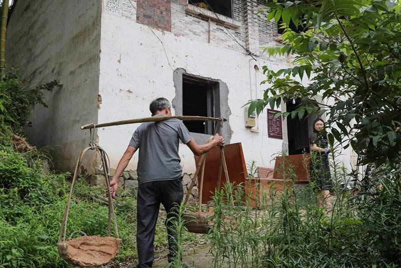 Obreros transportan materiales a domicilio para renovar la casa de Lu Yulan, en el pueblo Houwu de la aldea Moganshan, 13 de julio del 2020. (Foto: Yao Xiang / Pueblo en Línea)