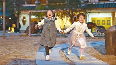 Las niñas juegan en Sanming. (Foto: Zhang Wujun)
